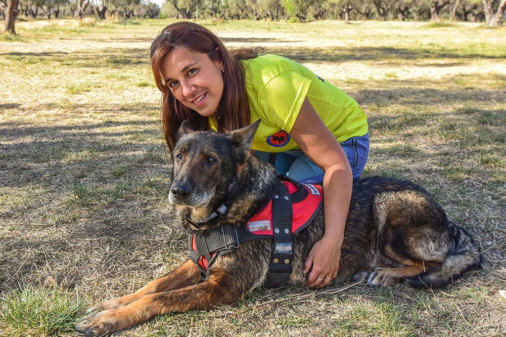 Ayelen Castro con su perra Ruca tiene 12 años es una ovejera alemán linea de trabajo, entrenada para busqueda de personas y detección de RH. 