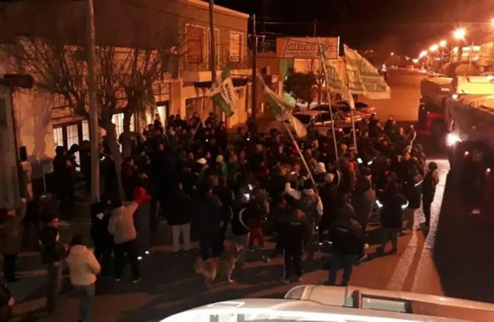 Alrededor de 50 militantes de camioneros se manifestaron en las puertas de la sede del PJ Rawson y provocaron destrozosos.