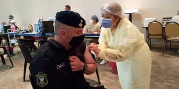 Comenzó en Salta la vacunación de policías