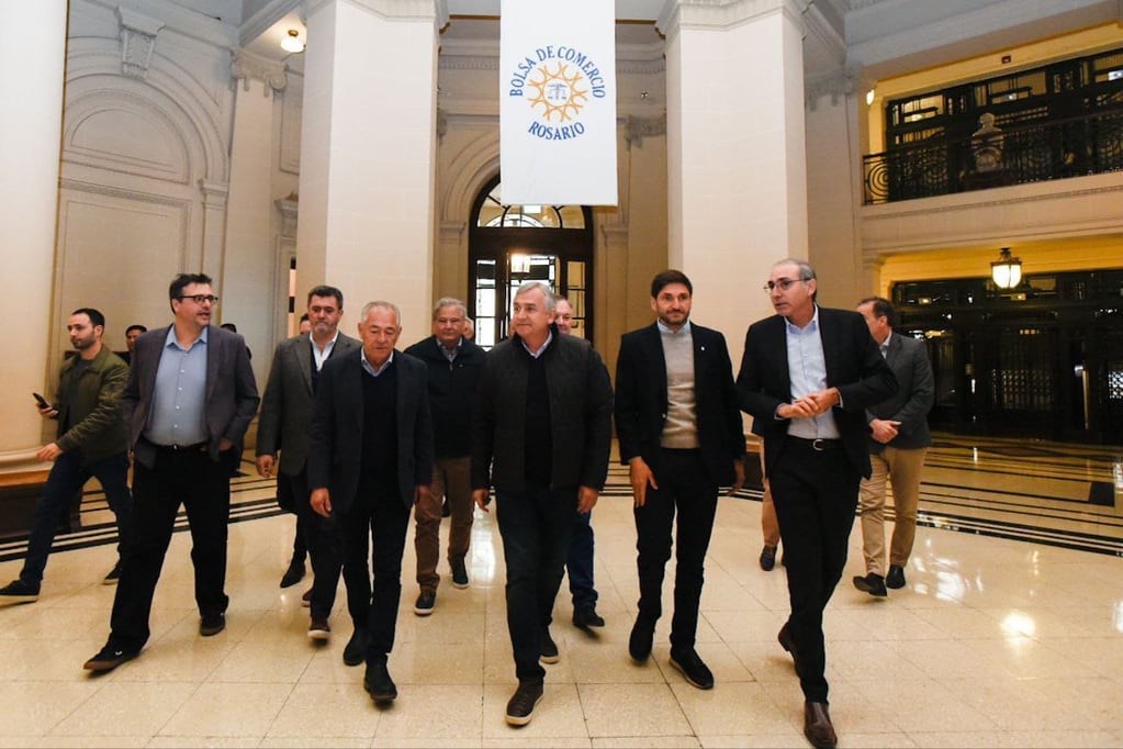 Acompañado por dirigentes de la UCR santafesina, el presidente del radicalismo nacional Gerardo Morales visitó la Bolsa de Comercio de Rosario.