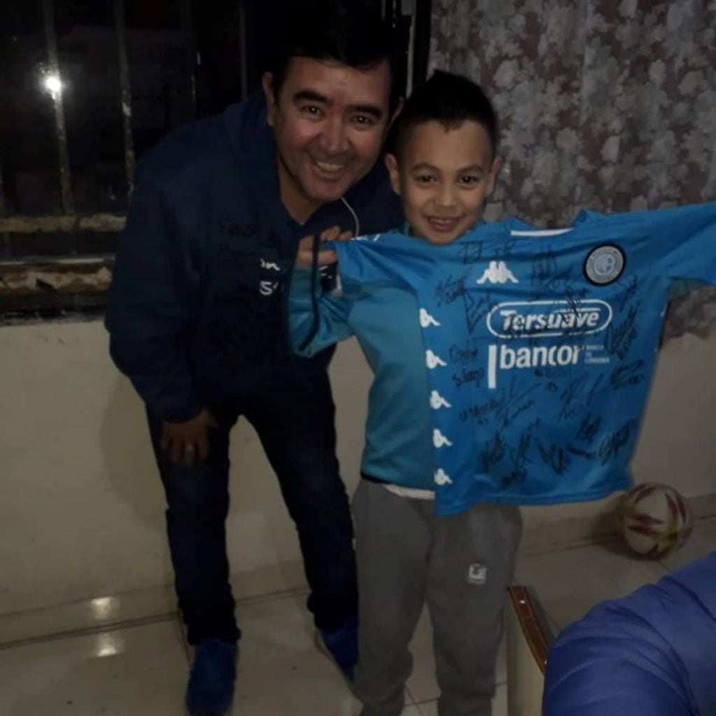 Jeremías, el pequeño hincha de Belgrano de barrio Altamira que recibió la camiseta firmada de los jugadores por parte de Sandro, un hincha de la T. (Facebook)