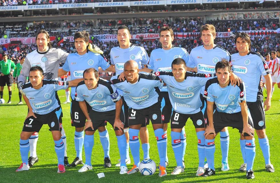 La formación de Belgrano que entró al Monumental en 2011. Y a la Gloria... (La Voz / Archivo).