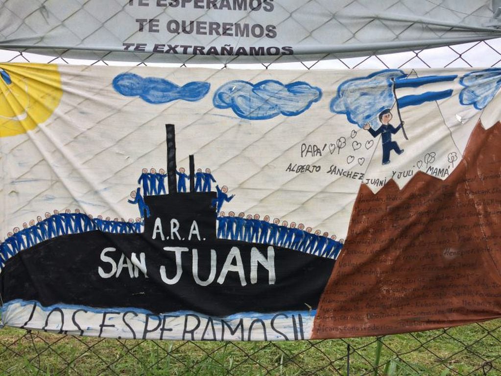 Banderas de familiares en apoyo a los 44 tripulantes del submarino ARA "San Juan" cuelgan en la base naval de Mar del Plata (Foto DPA)