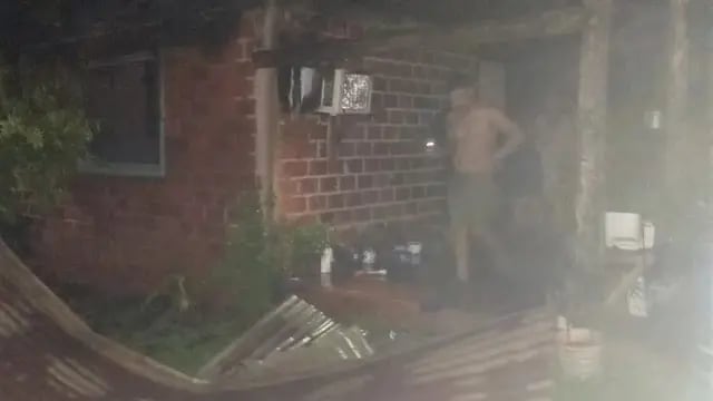 Voraz incendio en un vivienda de Puerto Iguazú dejó a una joven familia sin nada