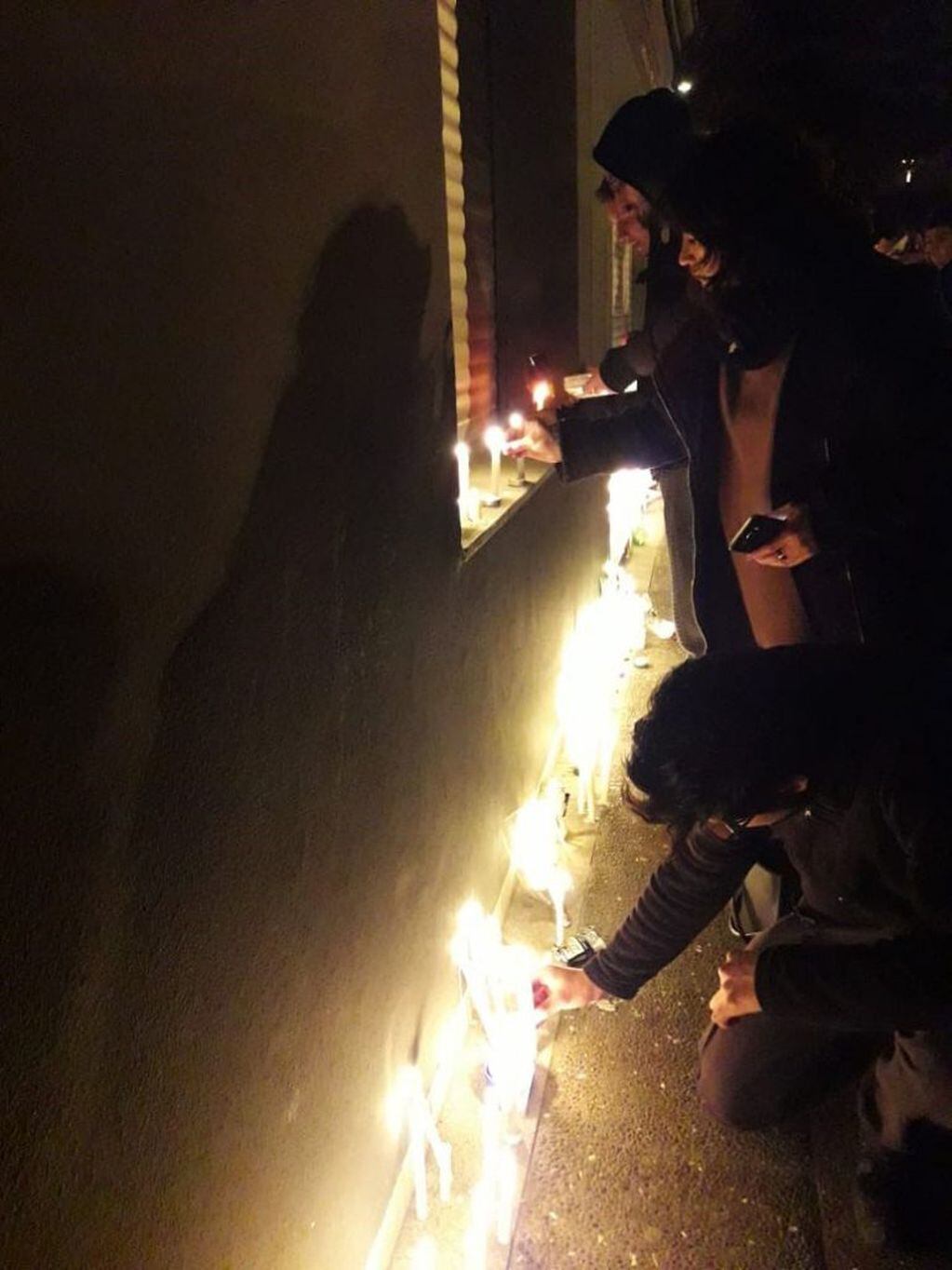 Manifestantes encienden velas por las dos docentes fallecidas. Crédito: Marcelo Vidal.