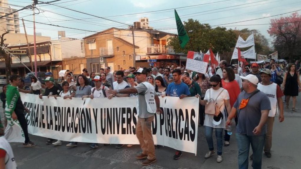 Bajo la consigna "en defensa de la educación y la universidad pública" se manifestaron en la Marcha Federal Universitaria en Resistencia.
