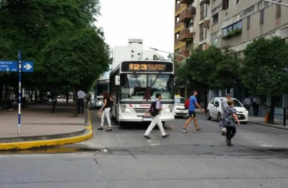 Coronavirus en Tucumán: piden cumplir las medidas preventivas en el transporte. (Web)