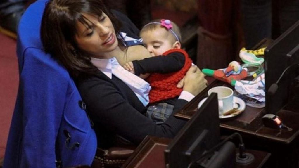 La foto de Victoria Donda amamantando a su hija en Diputados que ayudó a abrir el debate sobre los derechos laborales de madres y padres.  (Foto: Archivo)