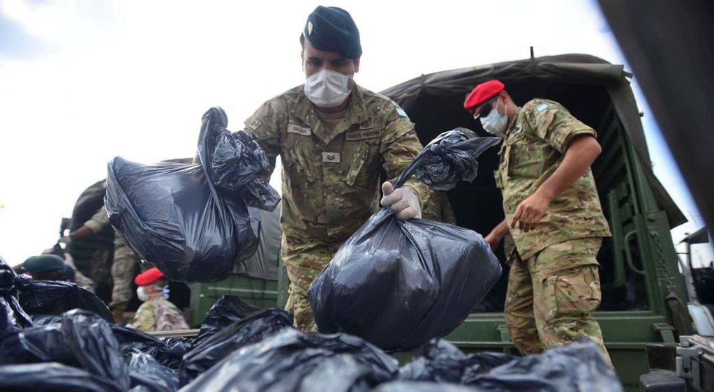 AYUDA. Soldados del Ejército Argentino distribuyeron bolsones con alimentos entre los vecinos confinados en Nuestro Hogar III (Nicolás Bravo).