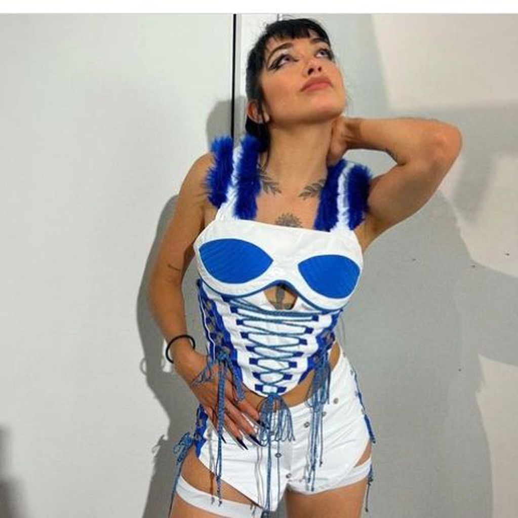 María Becerra usa el azul en los accesorios y detalles de sus outfits. 