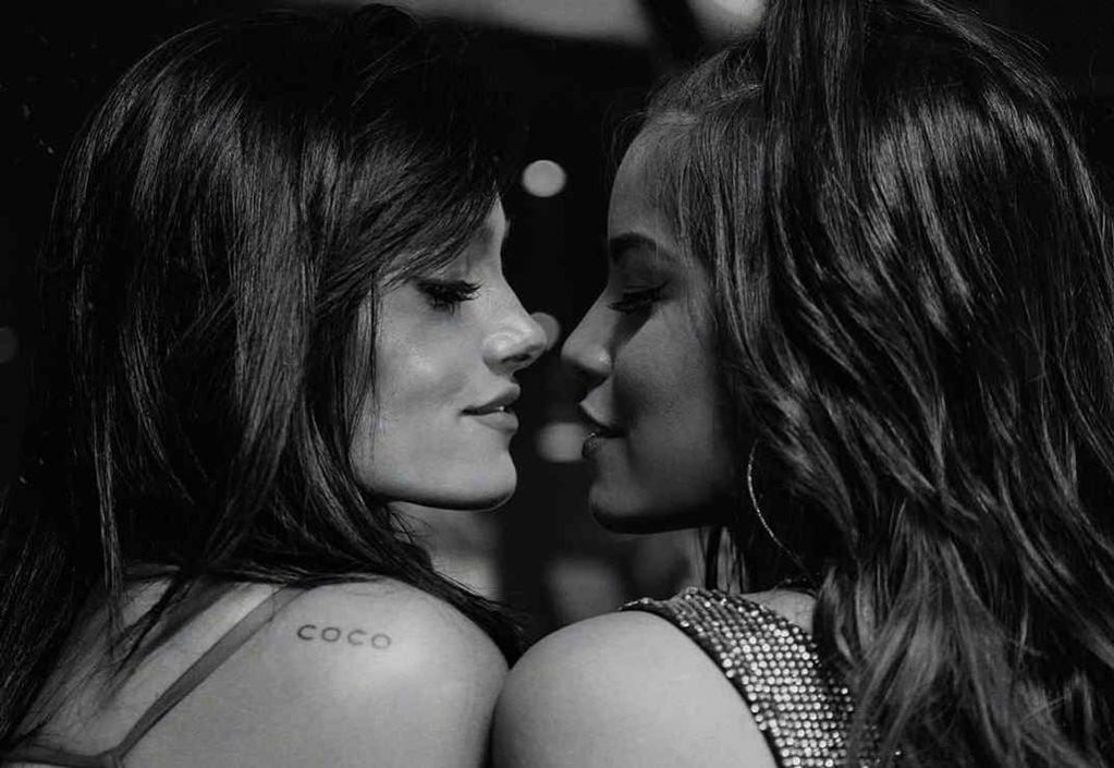 Emilia Mernes y Oriana Sabatini en el videoclip de la canción "No soy yo". (Instagram de Oriana Sabatini)