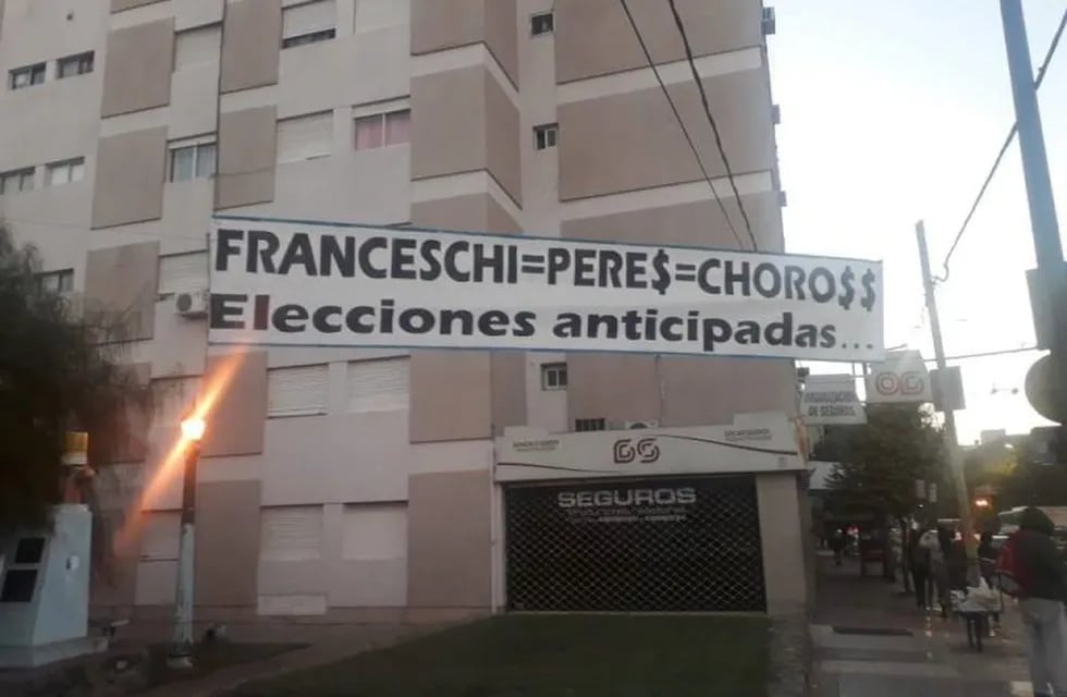 Los carteles que aparecieron en los alrededores de la cancha de Belgrano criticando a la actual gestión de Franceschi y al ex Armando Pérez. (Forza Belgrano)