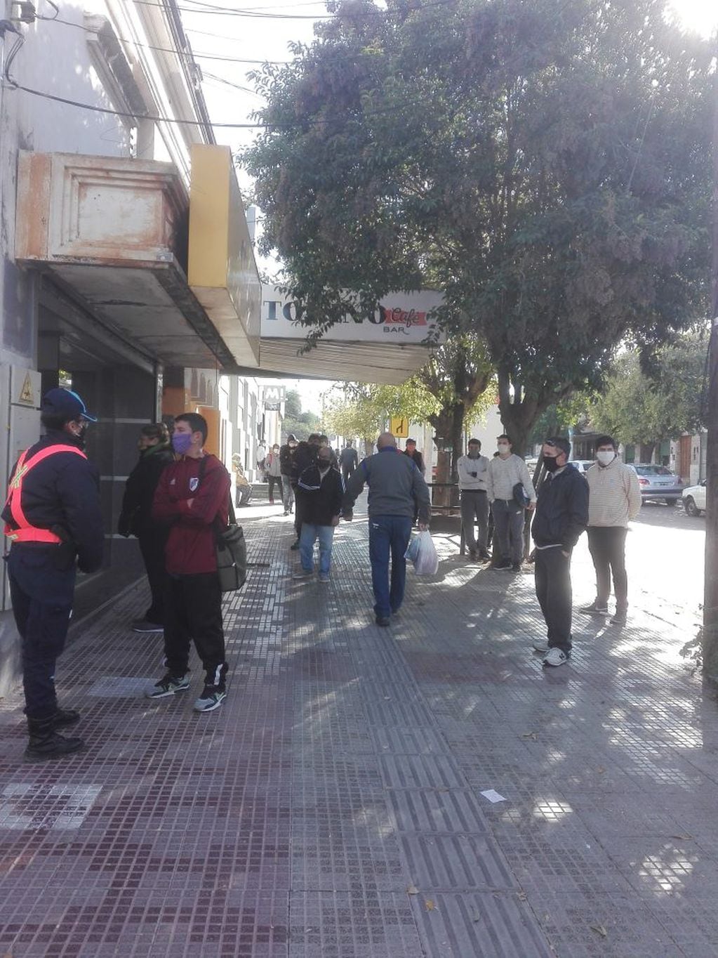La Calera: Dos filas de personas frente al Correo Argentino