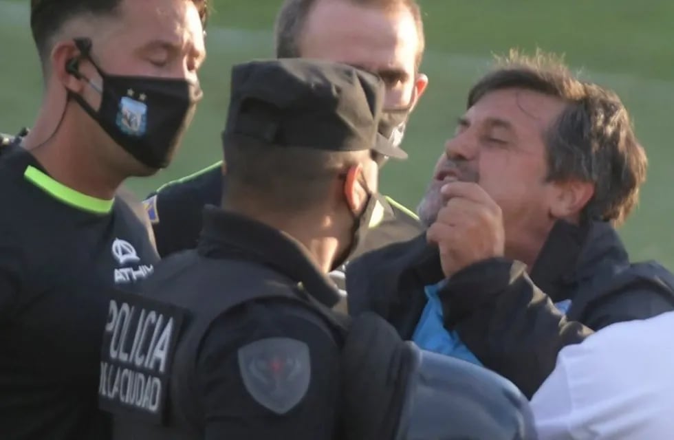 El técnico de Belgrano fue protagonista de un escándalo.