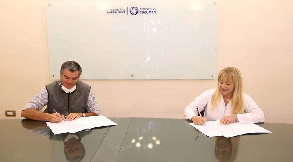 La ministra de Salud, Rossana Chahla y el presidente de la Sociedad Rural de Tucumán, Sebastián Murga, firman oficialmente el acuerdo de ambas entidades de la creación del nuevo espacio de aislamiento para asistir a pacientes contagiados o con sospecha de coronavirus.