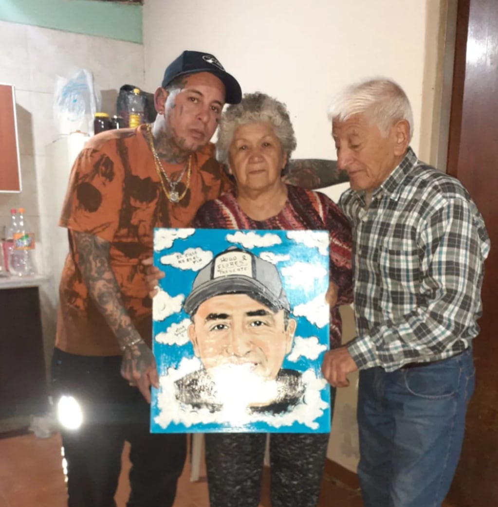 Los padres del santiagueño Huguito Flores recibieron un retrato de su hijo. (Foto: Facebook José Ruiz)