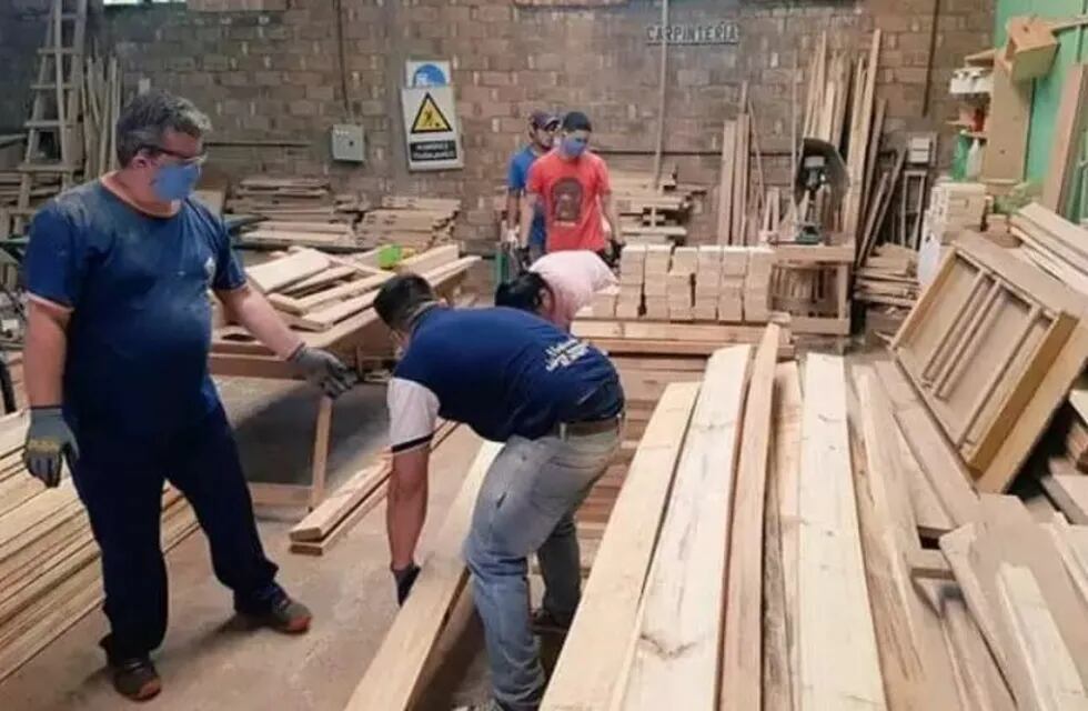 Fabrican camas en la carpintería municipal de Montecarlo. (Prensa)