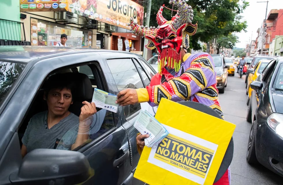 Un "diablo carnavalero" entregó folletería de la campaña "Carnaval Seguro y Responsable" a los automovilistas, portando un ilustrativo cartel con el mensaje "Si tomás, no manejes".