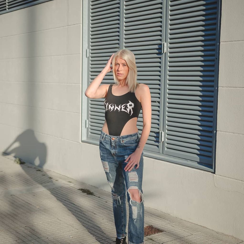 Camila de Gran Hermano modeló en Instagram un body negro con unos jeans desgastados
