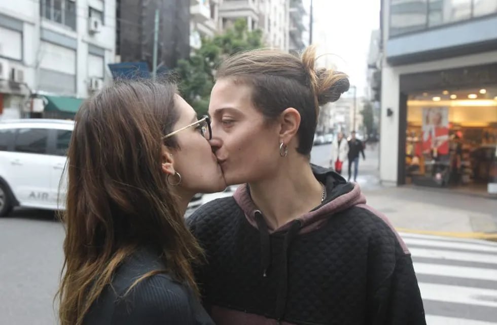Rocío Girat y Mariana Gómez se besan de conocer una condena (Efe).