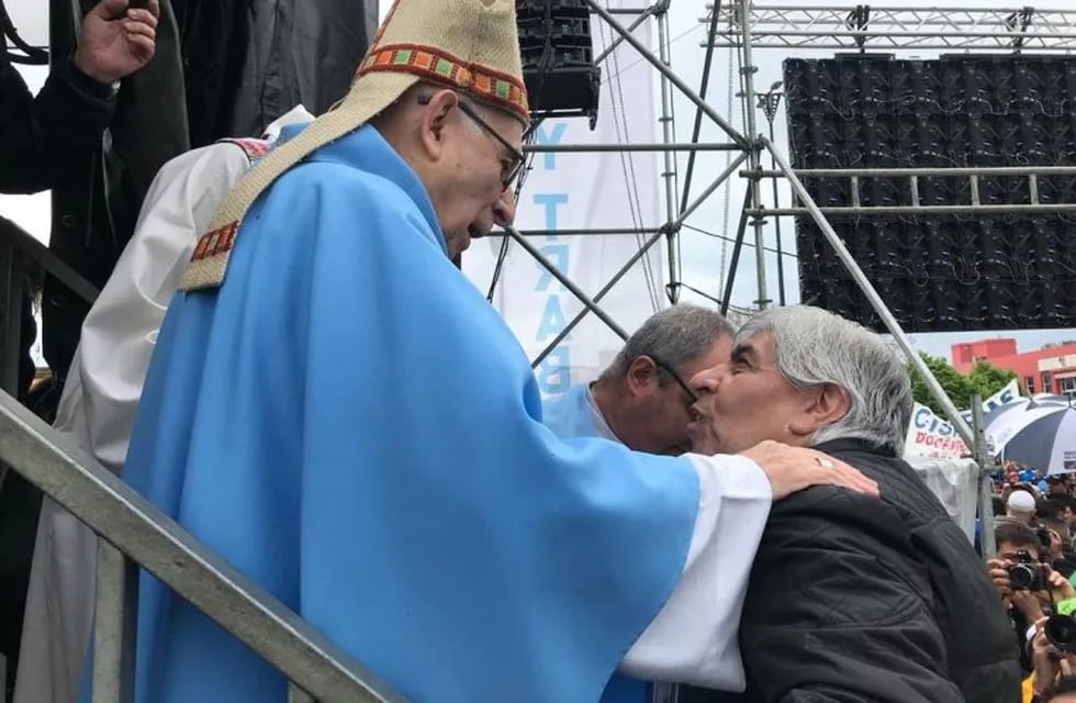 Para el Gobierno, el Papa Francisco respalda los gestos de la Iglesia con los Moyano.