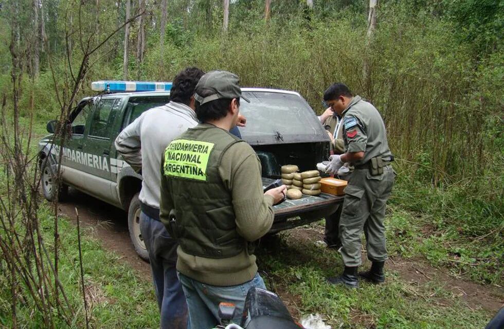Personal del Escuadrón 20 de Orán de Gerndarmería Nacional detuvo en Salta a tres personas que llevaban 67 kilos de cocaina ocultos en una camioneta (DYN)