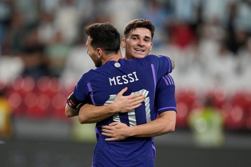 Julián Álvarez y su festejo de gol en el amistoso ante Emiratos Árabes. (AP Photo/Kamran Jebreili).
