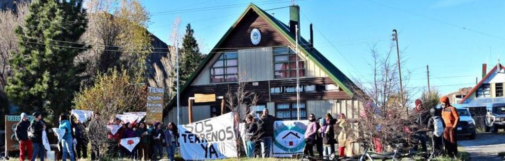 Vecinos de El Chaltén se manifestaron en mayo frente a la Municipalidad reclamando terrenos.