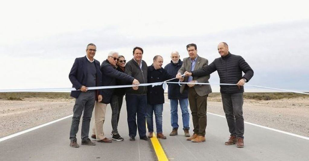El gobernador participó de la inauguración del primer tramo de la ruta provincial N°2 (web).