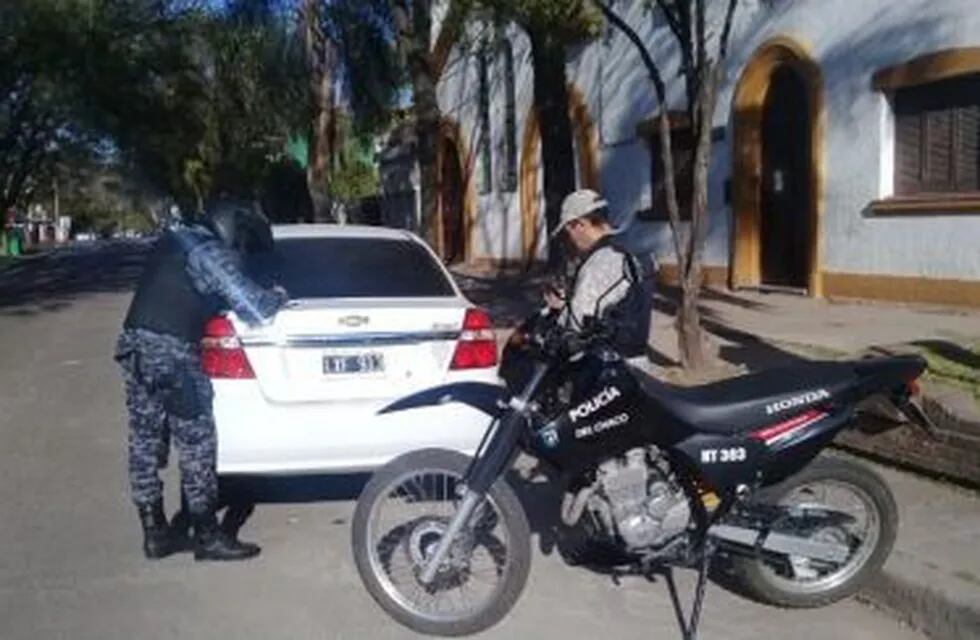 El vehículo del sujeto que mostraba sus partes íntimas a la gente que caminaba por la calle de la Iglesia San Javier.(Diario Norte).