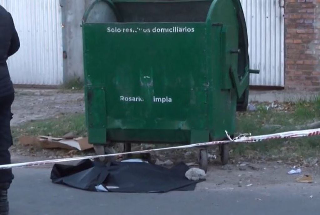 El hallazgo del feto ocurrió en un contenedor de calle Crespo al 3000. (Captura de TV)