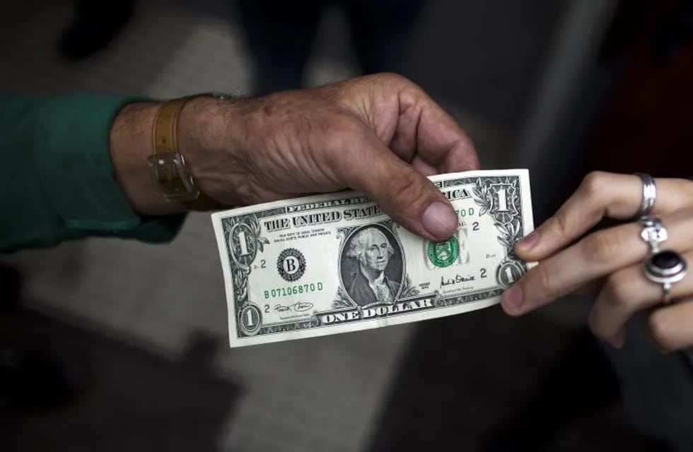 Tras el récord de ayer, el dólar cerró a $ 20,49