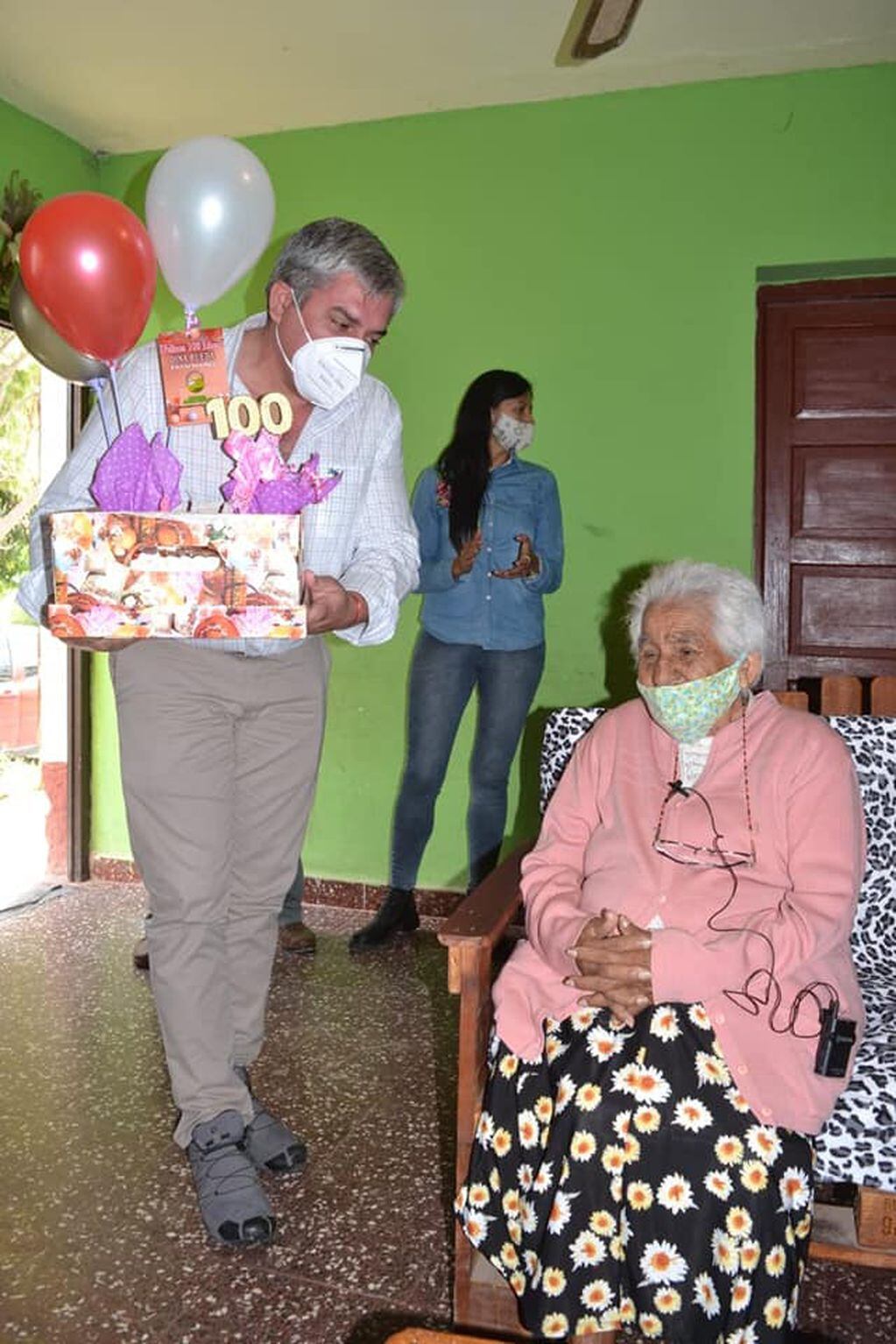 Doña Dina con el intendente Enrique Martínez.