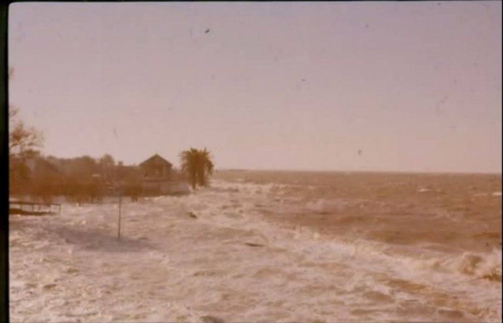 La Mar Chiquita en su cara más violenta, viento norte y agua avanzando inexorable hacia la población.

PH: Daniel Franco y Otho Freudemberg – Año 1979 -1983