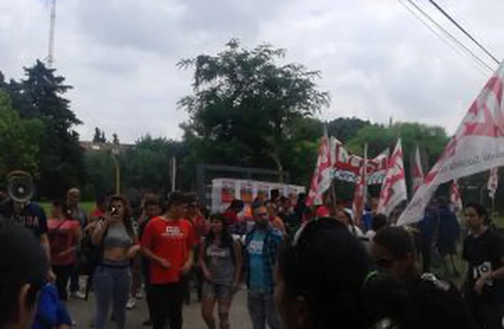 Protesta frente a Acindar