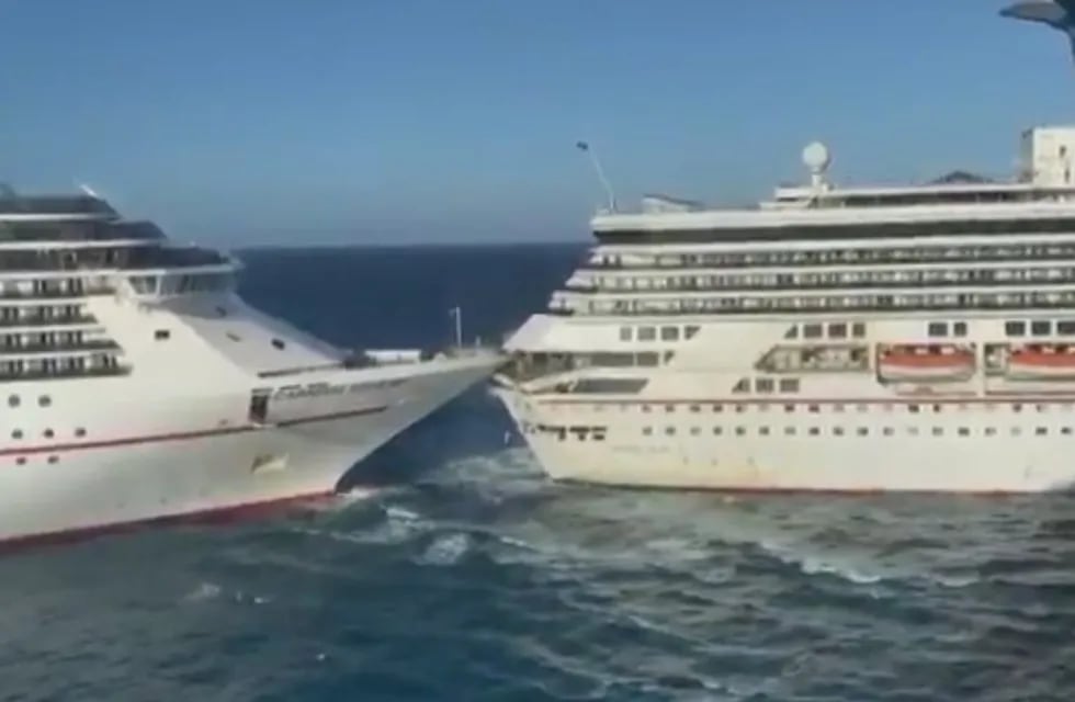 El momento en que dos cruceros de lujo colisionaron en la Isla Cozumel, México