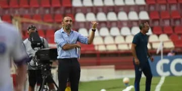 "El Vasco" Azconzábal, DT de Unión, que buscará revertir la imagen de la Copa Sudamericana. (Fotobaires)