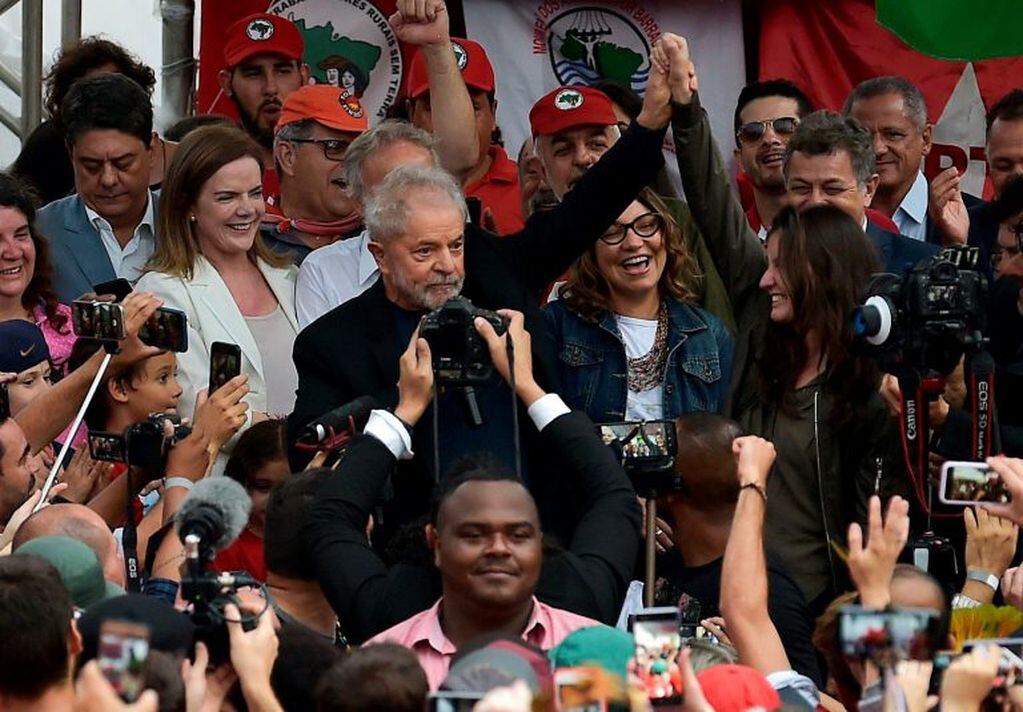 Former Brazilian President Luiz Inacio Lula da Silva gestures after leaving the Federal Police Headquarters, where he was serving a sentence for corruption and money laundering, in Curitiba, Parana State, Brazil, on November 8, 2019. - A judge in Brazil on Friday authorized the release of ex-president Luiz Inacio Lula da Silva, after a Supreme Court ruling paved the way for thousands of convicts to be freed. (Photo by CARL DE SOUZA / AFP)