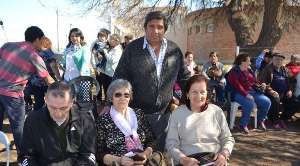 El intendente Rodríguez junto a las hijas (Plan B Noticias)