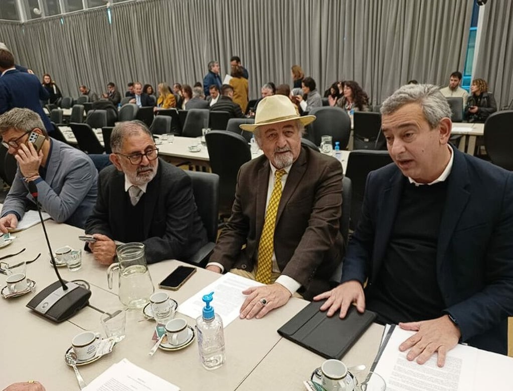 El intendente de San Salvador de Jujuy, Raúl Jorge (segundo desde la izquierda) junto a otros jefes municipales, buscan consensuar una nueva redistribución de recursos "que no pueda ser vetada".