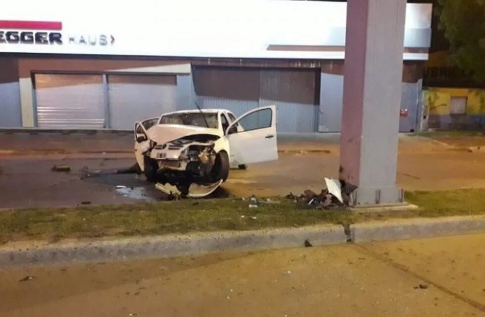 El Volkswagen Gol quedó detenido cerca de la colectora sobre Avenida Presidente Perón. (Rosario3)