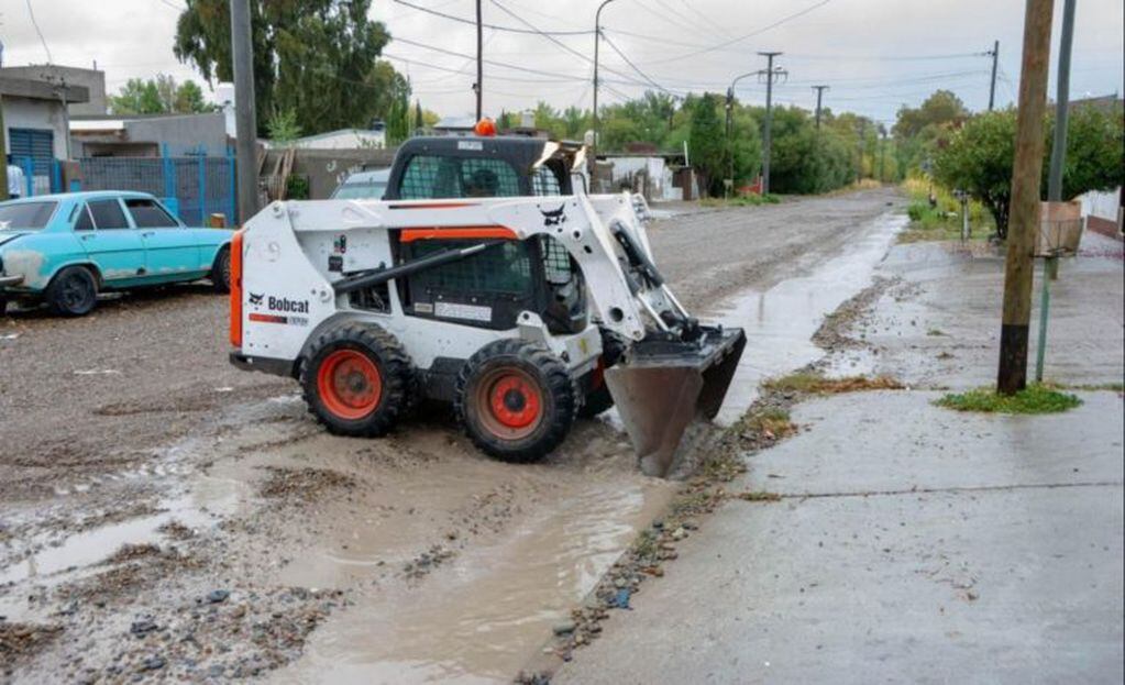 Realizaron trabajos en Rawson con maquinarias para evitar inundaciones en las calles.