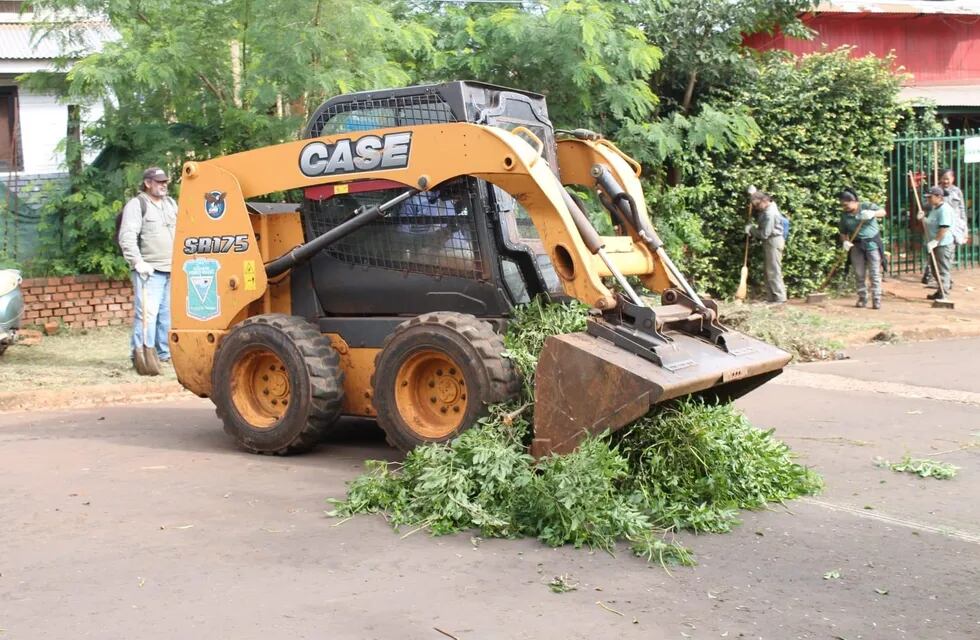 Realizan operativos de limpieza en el barrio Villa Nueva de Puerto Iguazú.