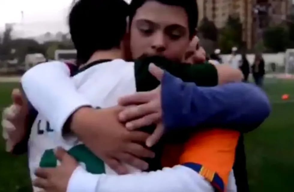 La emoción de Jony y sus compañeros al recibir la camiseta firmada por Messi.