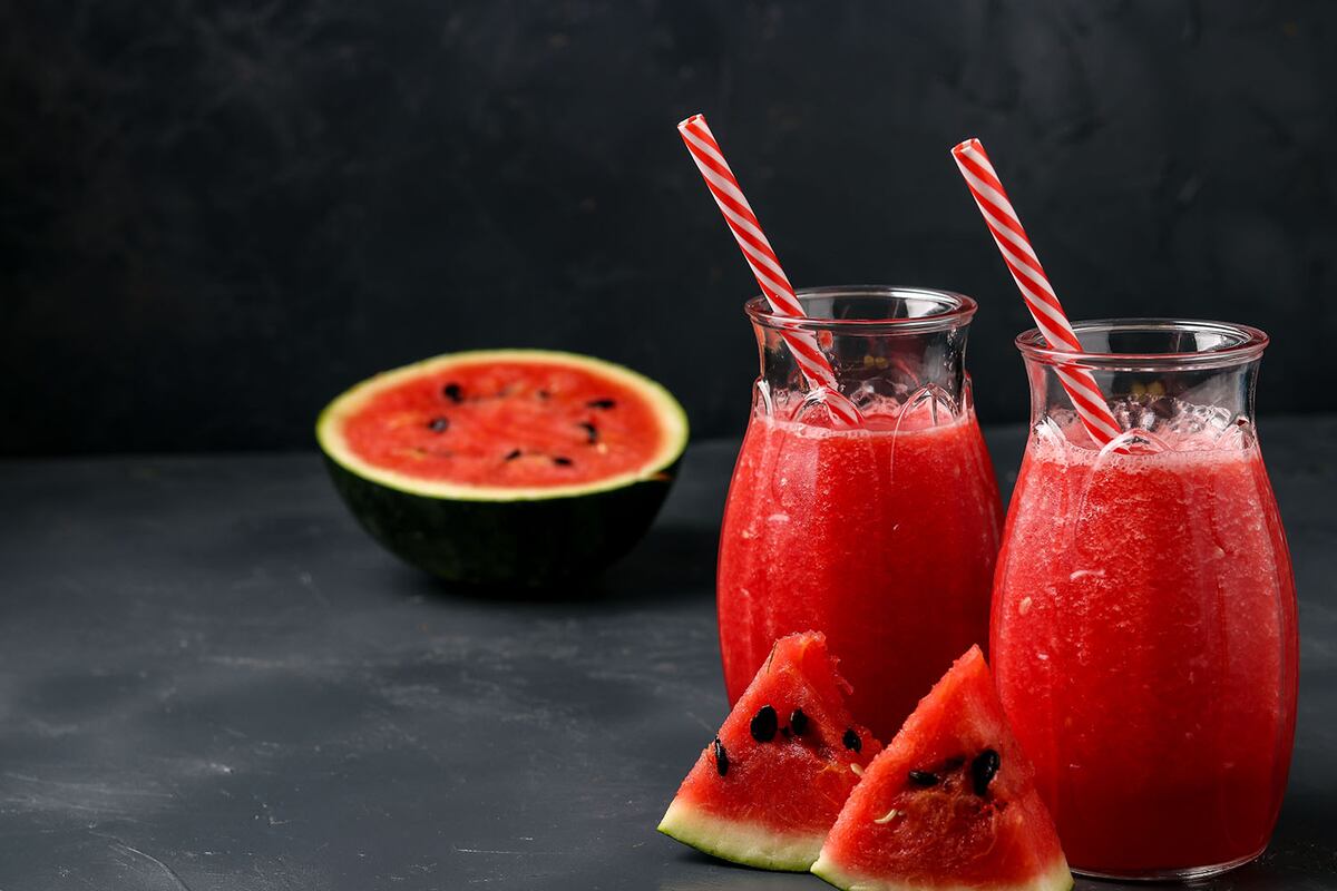 Cómo hacer sandía rellena: la receta de tragos con y sin alcohol para brindar en estas Fiestas thumbnail