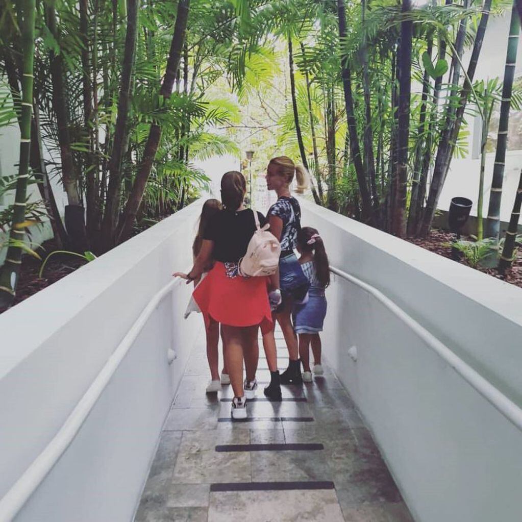 Nicole Neumann de vacaciones junto a sus hijas (Instagram/@nikitaneumannoficial)