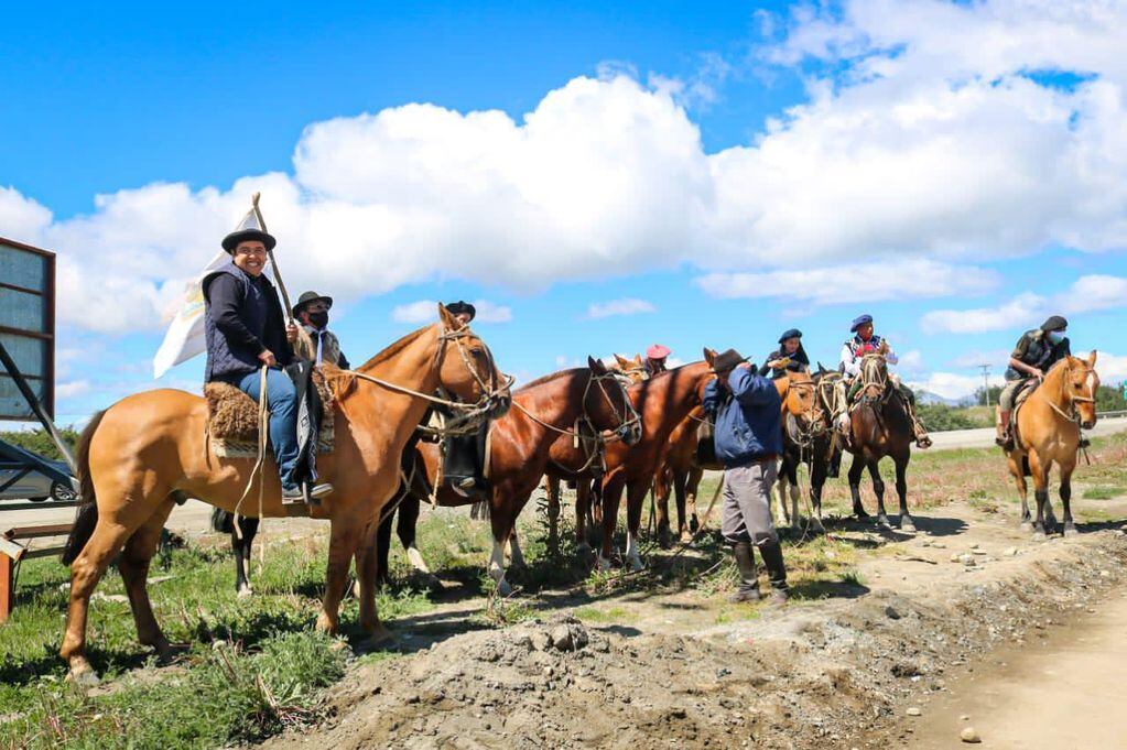 El intendente recibió a las delegaciones de Río Grande y Ushuaia que llegaron a la comuna a caballo.