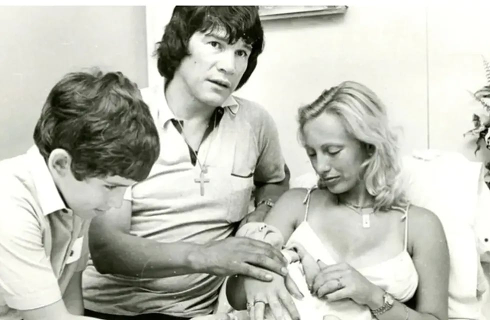 La imagen de Carlos Monzón junto a su esposa Alba Alicia Muñiz durante el nacimiento de su hijo Maximiliano, en diciembre de 1981.