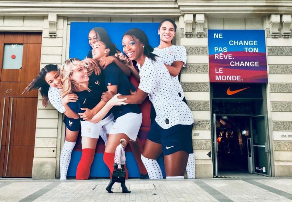 Un anuncio con las jugadoras de Francia, en una avenida de París (REUTERS/Rachel Joyner)