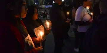 A un año de las muertes en el Neonatal de Córdoba, velas y globos blancos para reclamar justicia.